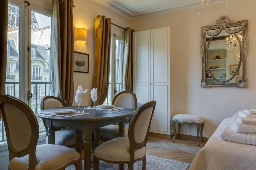 Appartement 27 avenue de la bourdonnais 75007 CHABLIS à Paris 0*,  France