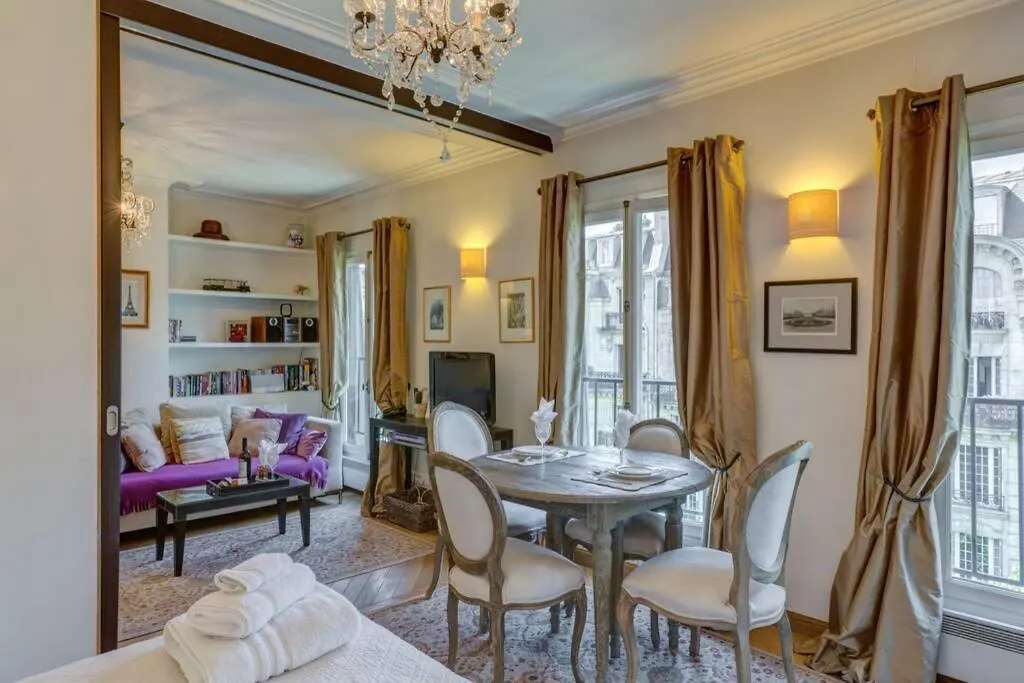Appartement 27 avenue de la bourdonnais 75007 CHABLIS à Paris